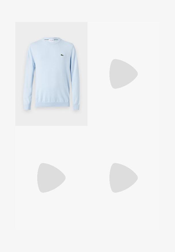 Pullover azzurro chiaro con collo rotondo realizzato in morbido tessuto a maglia. Presenta un piccolo logo ricamato di un coccodrillo verde sul lato sinistro del petto e polsini a costine.; T-shirt bianco in cotone con maniche corte, scollo rotondo e un piccolo logo arancione sul petto. Texture liscia, vestibilità standard.; Pantaloni cargo neri realizzati in misto cotone, dotati di tasche laterali, chiusura con bottone e un piccolo logo giallo sulla tasca sinistra.; Sneaker blu navy realizzata in pelle e camoscio, suola in gomma naturale, punta rotonda e chiusura con lacci, con dettaglio del marchio sul lato.