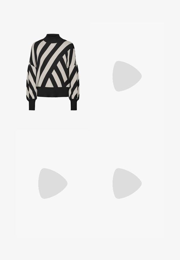 Μαύρος και κρεμ πουλόβερ με μακριά μανίκια και υψηλή λαιμόκοψη. Διαθέτει έντονες διαγώνιες ρίγες και ριβέτ στο τελείωμα και τα μανίκια για υφή.; Τζιν σορτς σε ανοιχτό μπλε χρώμα με φθαρμένη επιφάνεια, φθαρμένο σ�τρίφωμα, σχέδιο πέντε τσεπών και μονό κούμπωμα μπροστά.; Μαύρη δερμάτινη μπότα αστραγάλου με ψηλό τετράγωνο τακούνι, λεία υφή, κομψό σχέδιο και ραφές στην κορυφή.; Καφέ δερμάτινη τσάντα tote με λεία υφή, ανοιχτό σχέδιο και δύο λουριά ώμου. Διαθέτει ελάχιστη ραφή και χωρίς ορατά μεταλλικά εξαρτήματα.