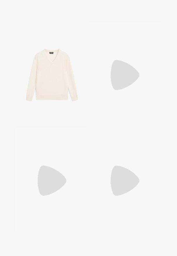 Maglione a v in crema realizzato in un tessuto morbido, con maniche lunghe, polsini e orlo a coste, e una vestibilità rilassata. Design minimalista senza fantasie.; Jeans in denim azzurro chiaro a gamba larga con vita alta, cuciture visibili e tasche standard. Presentano una chiusura con bottone e zip.; Infradito grigi con una suola testurizzata, caratterizzati da un motivo decorativo nero e cinturini a forma di V arricchiti da strass luccicanti.; Occhiali da sole triangolari argentati con lenti scure. La montatura presenta un design testurizzato e piccoli ornamenti agli angoli. Struttura in metallo elegante.; Borsa a tracolla in suede marrone con forma arrotondata, doppi manici e un accento in metallo. Presenta un piccolo logo sul davanti.