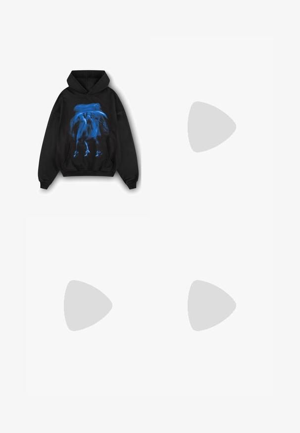 Schwarzer Kapuzenpullover mit einem großen blauen Grafikdesign auf der Vorderseite, mit einer Kängurutasche und gerippten Bündchen sowie Saum.; Hellgraue Sweatpants mit entspannter Passform, elastischem Bund, Kordelzug und seitlichen Taschen; aus weichem, strukturiertem Stoff gefertigt.; Weißer Sneaker mit auffälligem beigefarbenem Streifen, dickem grauem Sohlenrand und goldenen Akzenten. Er verfügt über runde Schnürsenkel und eine strukturierte Zunge mit Branding.; Schwarze rechteckige Brille mit klaren Gläsern. Glänzende Oberfläche, schmale Bügel und lila Tönung an den Rändern der Gläser sichtbar.