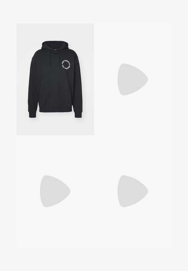 Zwarte hoodie met een frontale kangaroozak, capuchon met trekkoord en een wit circulair logo met de tekst "new balance" en "athletics inc."; Beige sportbroek met een elastische tailleband, ritszakken en een tapered leg ontwerp. Beschikt over een subtiele logo op het onderbeen.; Zwarte sport sneakers met glanzende en mesh texturen, voorzien van een dikke zool en veters, gecombineerd met losse olijfgroene cargobroeken.; Zwarte rugzak met een gestroomlijnd ontwerp, featuring een gestructureerde afwerking, verstelbare banden en elastische frontkoorden voor extra opslag.