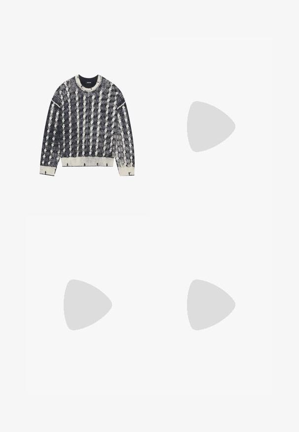 Pull en tricot bleu marine et crème avec un motif texturé, doté d'un col rond, de poignets et d'un ourlet côtelés. Éléments de design distinctifs en pointillé.; Jean en denim gris avec un design à jambe droite, cinq poches, une fermeture à bouton et un effet de frottement subtil sur la texture du tissu.; Chaussures en cuir noir à bout arrondi, à lacets, avec une semelle épaisse et texturée. Portées avec un pantalon noir ajusté et un pull à côtes.; Lunettes de soleil noires rectangulaires avec des verres sombres. Monture brillante, branches droites avec une légère courbure. Design minimaliste, sans embellissements.