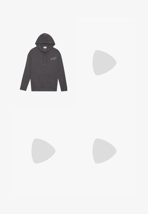 Donkergrijze hoodie met een voorkeurszak en wit "Yourturn" scriptlogo op de linker borst, weergegeven op een witte achtergrond.; Zwarte denim shorts met verwerkte details, vijf zakken en hardware in kopertint. De stof heeft een soepele textuur.; Zwarte lage sneakers met witte strepen, zwarte veters, gestructureerde zwarte zool en witte hielaccent, met het merk "JACK & JONES" aan de zijkant.; Zwarte stof heuptas met een afgeronde vorm, voorzak met rits en een gladde textuur. Geen zichtbare patronen of accenten. Lichtgewicht ontwerp.