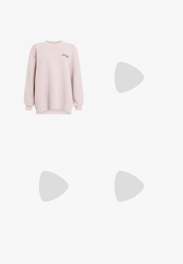 Lys rosa sweatshirt laget av myk stoff. Har rund hals, lange ermer og logo detaljer på venstre bryst. Avslappet passform.; Metallisk sølvfargede denimshorts med løs passform, som har fem lommer, beltestropper og en brettet kant. Glatt tekstur med en reflekterende finish.; Sorte lærmules med spiss tå og lav, blokkert hæl. Glatt tekstur med et elegant design. Åpen bak med minimal detaljering.; Svart lærveske med en samlet toppdesign, som har to korte håndtak og en lang justerbar stropp. Glatt tekstur, rund form.