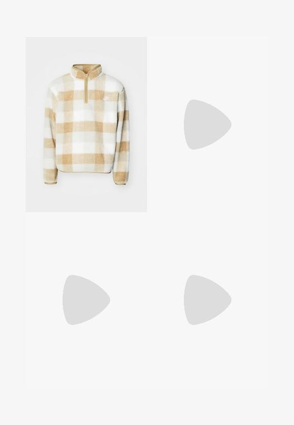 Pūkų megztinis su puse užtrauktuku, pasižymintis smėlio ir balto patikrovo raštu bei maža logotipo etikete ant krūtinės. Minkšta tekstūra ir laisvas siluetas.; Trys balti, dryžuoti marškiniai be rankovių, pagaminti iš medvilnės. Yra apvalus kaklas ir maži juodi etiketės netoli siūlės. Siūlomi įvairių dydžių.; Šviesiai mėlyni medvilniniai šortai su elastingu juosmeniu, sukurti laisvam prigludimui. Yra dvigubai siuvinėtos kraštinės ir mažas logotipo akcentas.; Pilkas sportinis batas su tinklu ir zomšos viršutine dalimi, baltomis detalėmis, paminkštintu padu ir išskirtiniu dizainu su atspindinčiais elementais.