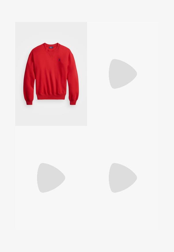 Sweatshirt vermelho feito de uma mistura de algodão, com decote arredondado, punhos e barra canelados, e um pequeno logotipo azul no lado esquerdo do peito.; Camisa de manga longa, de botões, em algodão macio e amarelo claro. Apresenta um colarinho clássico e um logotipo bordado no lado esquerdo do peito.; Calças brancas de perna larga com uma cintura alta, apresentando um fecho de botão e detalhes de costura discreta. Feitas de algodão com uma textura suave.; Sapatilhas brancas e bege com um cabedal em camurça e pele, detalhes em azul-marinho e uma sola em borracha castanha. Apresenta o logótipo na lateral e um design com atacadores.