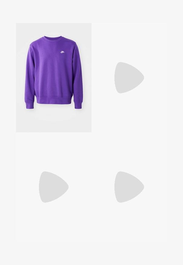 Violetinė Nike džemperis su klasikiniu apvaliu kaklu, raukšlėtais rankogaliais ir iškirpte, ant krūtinės esantis mažas baltas logotipas. Minkšta, tekstūruota medžiaga.; Balta medvilninė marškinėliai su dideliu juodu ir daugiaspalviu Nike logotipu, trumpomis rankovėmis ir klasikiniu apvaliu kaklu.; Šviesiai mėlyni džinsai su laisvu siluetu, turintys du skirtingus audinio skyrius, priekinę mygtukų užsegimą ir plačias kelnes.; Juoda odinė sportinė avalynė su tekstūruota danga, balta Nike swoosh, pilkas padas, apvalus nosis ir raištelių užsegimas. Yra perforacijos ant nosies.