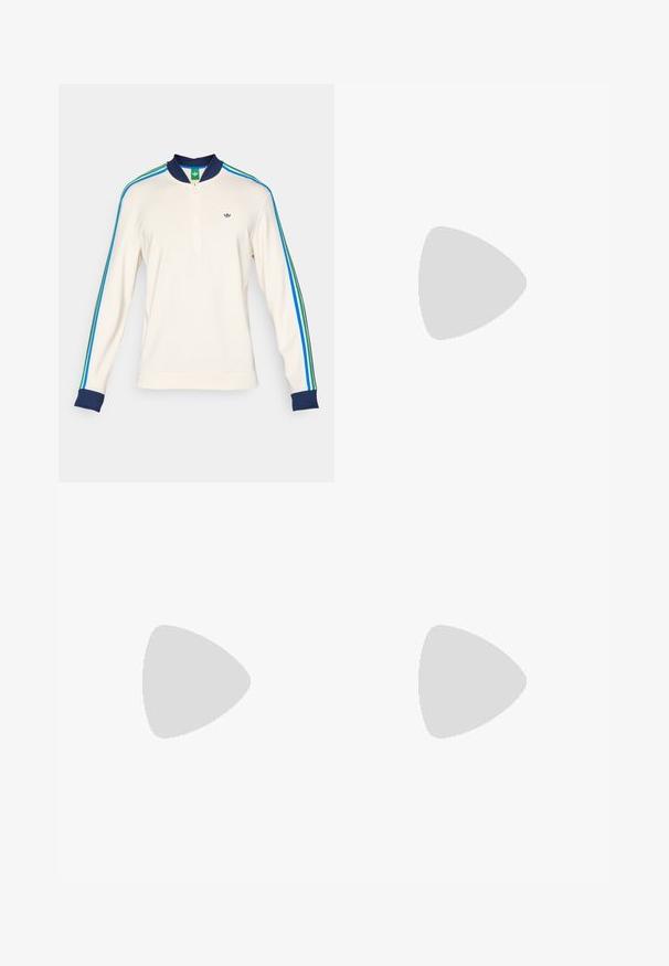 Kremna zip-up majica s temnim ovratnikom, zeleno oznako in navpičnimi črtami v modri, zeleni in črni barvi ob rokavih. Tkanina iz mešanice bombaža.; Črno kratko majico s kratkimi rokavi iz bombaža, z okroglo ovratnico in sproščenim krojem. Gladka tekstura z minimalnimi detajli šivanja.; Bleda rumena kratka hlače z gladko teksturo, ki imajo sprednje nabore, stranske žepke in zeleno notranjo pasnico. Ravnna obroba.; Črne usnjene gležnarske škornje z sijajno zaščito, okrogle konice, zasnova vezalk z sedmimi odprtinami in značilno rumeno šivanje ob podplatu.