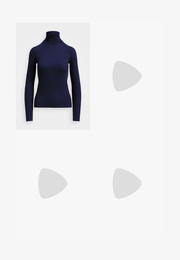 Námornícky modrý rebrovaný rolák s dlhými rukávmi, vyrobený z elastického materiálu, s priliehavým strihom a vysokým golierom. Bez viditeľných vzorov.; Čierna ceruzková sukňa so zaobleným lemom a zlatým metalickým lemovaním. Hladká textura, priliehavý strih, dĺžka po kolená.; Čierne kožené topánky s brogue detailami, vybavené dvoma prackami, zaoblenou špičkou a nízkym podpätkom. Hladká textúra s lesklým povrchom.; Čierna kožená kabelka s zakrivenou siluetou, krátkym popruhom, stredným zlatým kovovým detailom a hladkou textúrou. Bez viditeľných vzorov alebo akcentov.