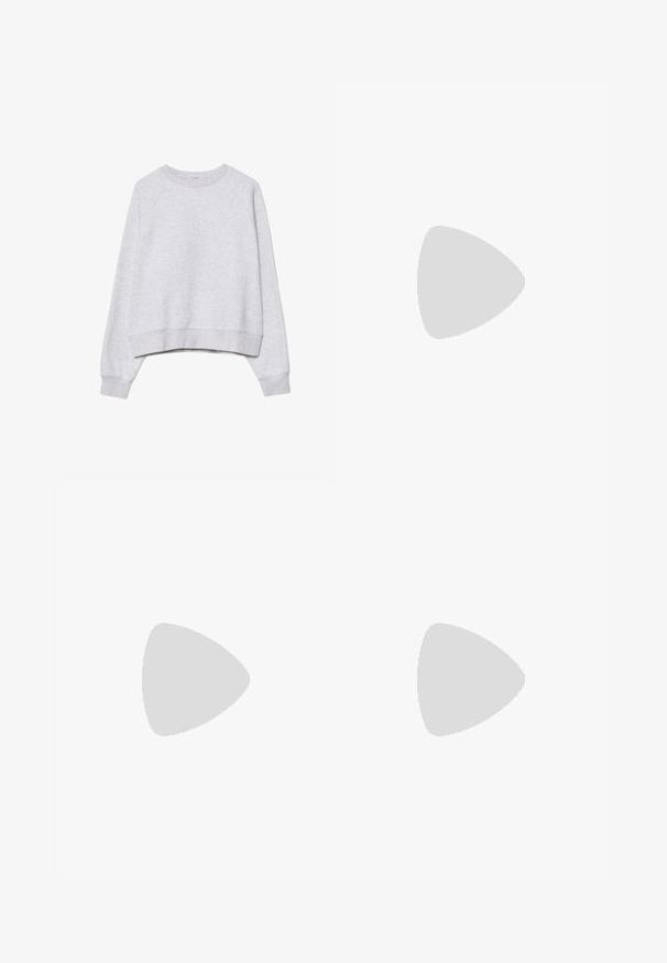 Grauer, kurzer Sweatshirt aus weichem, strukturiertem Stoff. Mit langen Raglanärmeln sowie gerippten Bündchen und Saum. Schlichtes, neutrales Design.; Hellrosa Hemd mit Knopfleiste und vertikalen weißen Streifen, einem spitzen Kragen und langen Ärmeln mit umgeschlagenen Manschetten, aus glattem Stoff.; Weite Beinhosen aus hellgrauem Denim mit zwei vorderen Taschen, Metallknopfverschluss und einem sauberen Finish mit umgenähten Kanten.; Grau Wildleder-Ankle-Boot mit niedrigem Profil, elastischen Seitenpaneelen und einer strukturierten Gummisohle. Verfügt über eine Zuglasche für einfaches Anziehen.