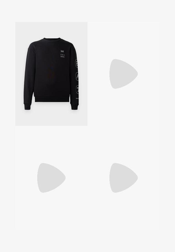 Schwarzes Sweatshirt aus Baumwolle mit Rundhalsausschnitt, gerippten Bündchen und Saum. Mit weißen Logodetails auf der Vorderseite und dem Ärmel.; Helles mintgrünes T-Shirt aus Baumwolle, mit kurzen Ärmeln und rundem Ausschnitt, mit einem kleinen schwarzen EA7-Logo auf der Brust.; Grüne Jogginghosen aus weicher Baumwolle. Sie verfügen über einen elastischen Bund und schmal zulaufende Beine, mit einem kleinen Logo an der unteren Seite.; Weißer Sneaker mit glattem Lederobermaterial und niedrigem Profil. Verfügt über eine runde Zehenpartie, sechs Ösen und eine strukturierte Gummisohle.