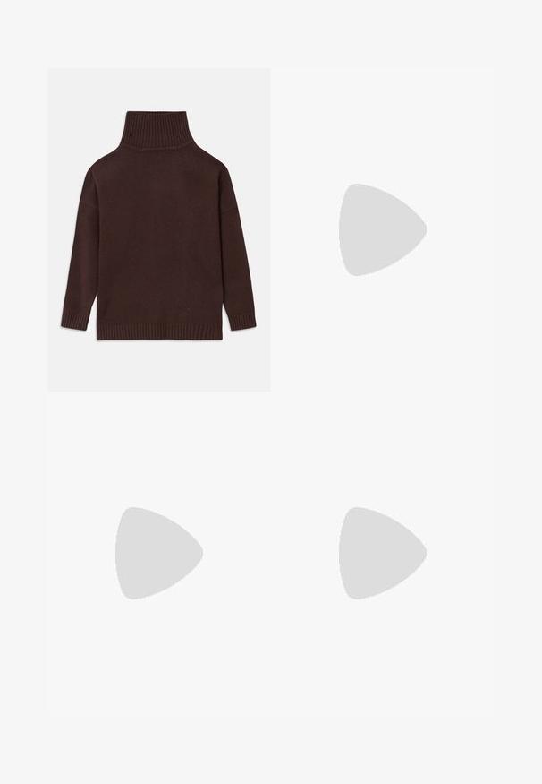 Brązowy sweter z golfem wykonany z dzianiny, z wysokim, prążkowanym kołnierzem, opadającymi ramionami oraz prążkowanymi mankietami i dolnym wykończeniem. Gładka tekstura i luźny krój.; Ciemnobrązowe skórzane spodnie szerokie w nogawkach z wysokim stanem, z przednimi kieszeniami, zamek błyskawiczny i paski na pasek. Gładka tekstura.; Brązowe skórzane sandały na obcasie z paskowym wzorem i klamrą na kostce. Charakteryzują się zamkniętym tyłem i wysokim, masywnym obcasem. Gładka faktura.; Czarna skórzana torba na ramię o gładkiej teksturze, z cienkim, długim paskiem i subtelnym przeszyciem na środku.