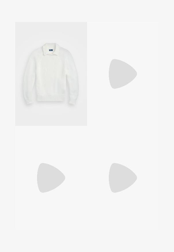 Sweater branco tricotado com bainha e punhos canelados, apresentando um colarinho dobrado e mangas raglan, feito de um tecido macio e texturizado.; Calças brancas ajustadas com dois pregas frontais, corte reto e barras com dobra. Feitas de um tecido liso, apresentando um design clássico.; Bota castanha de couro até ao joelho com textura suave, detalhe de fivela prateada e um salto baixo empilhado. Apresenta costuras discretas.; Bolsa de mão de couro castanho com um design curvado, alça de corrente dourada, bolso interior e uma alça de ombro destacável. Apresenta costura em contraste.