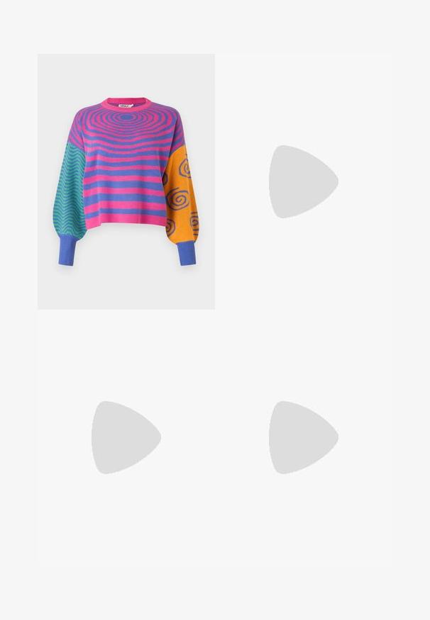 Garām piedurknēm džemperis ar rozā un violetām koncentriskām svītrām uz ķermeņa, zaļiem un ziliem zigzagiem vienā piedurknē un oranžām ar zilām spirālēm otrā.; Beige plašās bikses ar krokām priekšā, izgatavotas no viegla auduma. Tām ir augsta jostasvieta un plūstoša silueta, nodrošinot brīvu piegulšanu.; Balti augstie kanvas sporta apavi ar melnu gumijas zoli, priekšējo gumijas purngalu un sešām acīm lencēm, kuriem ir tīrs, minimālistisks dizains.; Sarkans ādas rokassomi ar stūrainu, ģeometrisku dizainu. Iekļauj vienu regulējamu siksnu un vāku ar izšūtu detaļu.