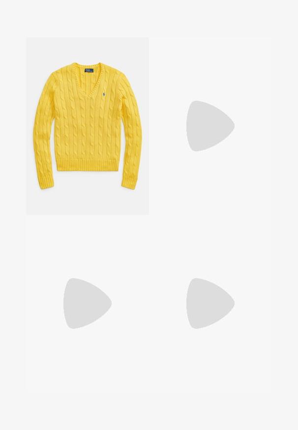 Gul strikket genser med V-hals, som har et kabelstrikkmønster. Ribbestrikkede mansjetter og kant. Lite logoemblem på venstre bryst.; Svart langermet skjorte laget av bomull med krage som lukkes med knapper, med hvite knapper og en liten brodert logo på brystet.; Marineblå rettskårne bukser med beltehemper, knappelukking og sidelommer på en ensfarget lys bakgrunn.; Hvite lærsko, lavt design, med en glatt tekstur, rund tå, snøring foran, og en liten brodert logo på siden.