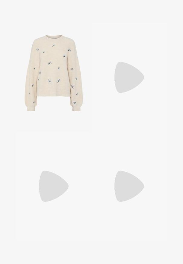 Beige tröja med ribbad textur, prydd med blå blommig broderi. Rund halsringning och lösa, långa ärmar.; Vit blus med lång ärm och knappstängning framtill, prydd med blommig öglad brodyr och scallop-bakring. Mjuk bomullstyg och strukturerad krage.; Ljust grå jeans med ett tigersträckmönster i mörkgrått. De har en rak bendesign och traditionell denimstygn.; Beige läderloafers med krokodilstruktur, med en fyrkantig tå och tre metalliska stjärndetaljer på toppen. Svart låg klack.