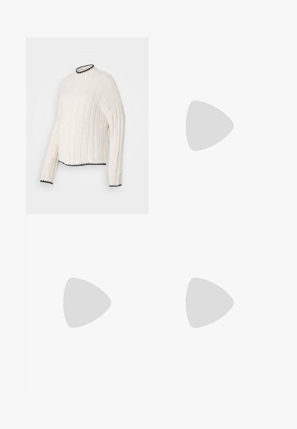 Off-white rebrasti pulover z visokim ovratnikom, ki se ponaša z črnimi obrobami na ovratniku in robu, izdelan iz teksturirane tkanine.; Braun rebrast obleka s elastiko v pasu, do kolen, s gladko teksturo in enotnim vzorcem, prikazana s stranske strani na beli podlagi.; Črne usnjene loafer čevlje z zaobljenim nosom, šivanim detajlom in majhnim peto. Gladka tekstura in fleksibilen gumijast podplat.; Črna torbica z strukturirano obliko, gladko teksturo in kovinskim zaponko. Ujemajo se z širokimi črnimi hlačami in odprtimi sandali na lesenem tleh.