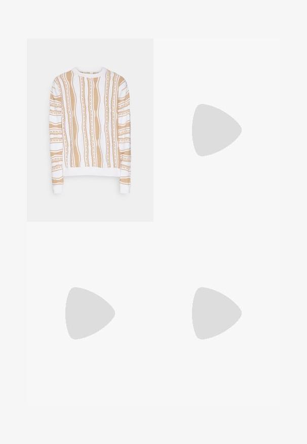 Krem pulover z navpičnimi svetlo rjavimi črtami, ki vsebuje teksturirane vzorce in bele dodatke. Rebrast ovratnik in manšete. Mehka tkanina.; Denim kratke hlače v svetlo modrem pranju, z značilnim 5-žepnim dizajnom, gumbom za zapiranje in subtilnim zbledeljem. Čista robna linija in vidna tekstura.; Črne usnjene superge z belimi črtami, teksturiran gumijast podplat in zavezovanje spredaj. Imajo označeno oznako na ježku.; Črna usnjena torbica čez ramo z zadrgo, embosirano logotipom spredaj in nastavljivim pasom. Gladka površina z pravokotno obliko.
