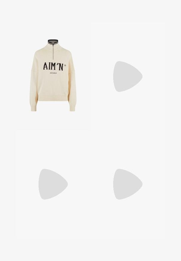 Krämfärgad tröja med hög krage och kvartzip, med svart "AIM'N"-logga och "SPORTSWEAR"-text, ribbade muddar och nederkant, stickad textur.; Vit kortärmad t-shirt i mjuk bomull, med rund halsringning och figurnära passform. Inga synliga mönster eller dekorationer.; Uppflutna mörkgrå ribbade leggings med hög midja, tillverkade av elastiskt material; slät yta med subtila sömdetaljer.; Beiga sportskor med en slät läderöverdel, snörning, texturerad sula och subtil sidologodetalj.