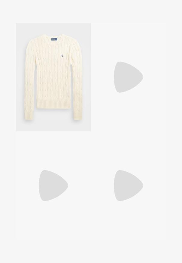 Cremefarvet kabelstrikket sweater med lange ærmer, ribbede manchetter og kant, med et lille broderet logo på venstre bryst.; Strikkede bredbenede bukser i sort- og hvidstriber. Har en ribbet talje og et struktureret stof med et bølget mønster gennem hele stoffet.; Tan ruskind ankelstøvler med en blød tekstur, stikninger og en gummisål, der har en løkkehælkappe for nem på- og aftagning.; Brun ruskinds tote bag med to lange håndtag, der har en glat tekstur, enkelt design og ingen synlige metaldele eller accenter.