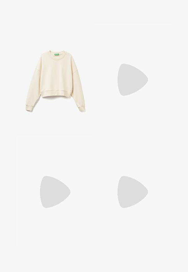 Ecrufarbenes, gekürztes Sweatshirt aus weichem Stoff. Hat einen weiten Ausschnitt, lange Ärmel, gerippte Bündchen und subtile gestickte Logodetails.; Weißes langärmliges Hemd mit Knopfverschluss aus leichtem Stoff, ausgestattet mit einem klassischen Kragen und einer aufgesetzten Tasche auf der linken Brust.; Helle blaue Jeans mit geradem Bein, ausgestattet mit einem ausgefransten Saum, kupfernen Nieten und einem klassischen Fünf-Taschen-Design.; Braune Lederbootsschuhe mit goldenen Ösen, runden Schnürsenkeln und einer strukturierten braunen Gummisohle. Verfügt über genähte Details und ein erhabenes Logo.