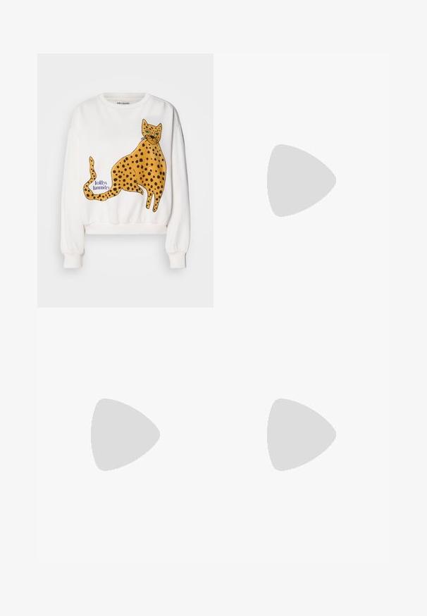 Vit sweatshirt med en stor, illustrerad gul leopard med svarta fläckar. Textetikett "lollys laundry" i blått. Ribbad muddar och nederkant.; Svart polotröja gjord av ett lätt, stretchigt material. Har långa ärmar och en figurnära silhuett utan synliga sömmar.; Mörkblå vida jeans i denimtyg med hög midja, med orange sömmar, femficksdesign och knappstängning.; Svart läder loafers med chunky klack och tjock sula, med en remdetalj över toppen, visad från sidan mot en vit bakgrund.