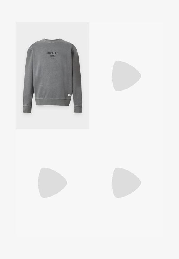 Grå langærmet sweatshirt med rund hals, med teksten "SURPLUS DNM" trykt i sort på brystet og et lille hvidt mærke nær sømmen.; Beige linnedragter med folder, elastisk talje og en enkelt knaplukning. Lige pasform med en tekstureret overflade.; Hvide sneakers med sorte og grå detaljer, med en tekstureret grå tåhætte, sort gummisål og flade hvide snørebånd. Rent design, minimalistisk stil.; Sort læder skuldertaske med lynlås, der har en tekstureret overflade, hvid syning og en rem med sølvøskner.