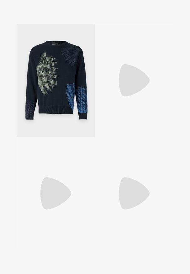 Mørkeblå strikkegenser med abstrakte, store teksturerte mønstre i lys gul og forskjellige nyanser av blått på fronten og ermene.; Filippa K TERRY CROPPED TROUSERS - Bukse - sage melange; Loafer med beige, lys rosa og brune semskede paneler, gullfarget metallbuckle detalj, og tykk svart gummisåle med mønster.; Sorte, runde solbriller med mørke linser og slanke metalarmer. Inkluderer klare temple tips og sølvfargede detaljer ved hengslet. Minimalistisk design.