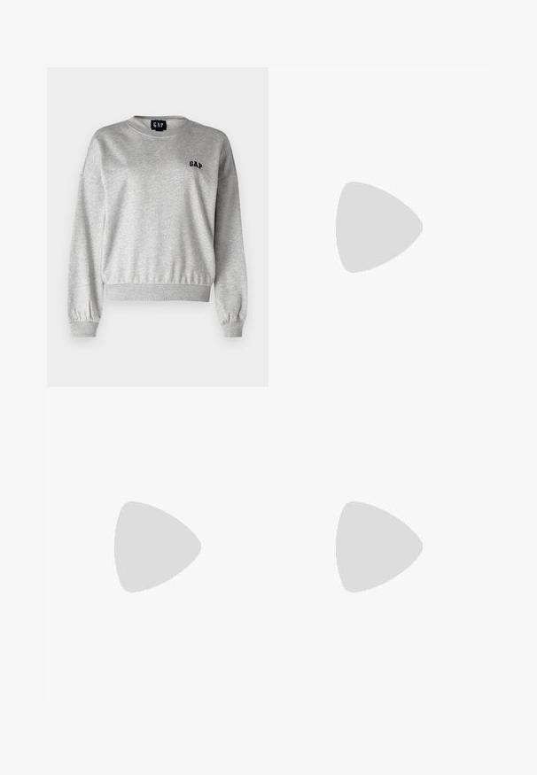 Sweatshirt cinza com gola redonda, punhos e barra canelados. Apresenta um pequeno logótipo preto "GAP" no lado esquerdo do peito. Textura macia, ajuste descontraído.; Calças de ganga azul claro com corte slim, design desgastado, estilo de cinco bolsos, fecho de dois botões e ligeiras desgastes no tecido.; Sapatilha cinza clara feita de camurça e malha, com três riscas brancas, bico redondo e sola de borracha de goma. Detalhe do logótipo dourado junto aos atacadores.; Brincos de argola prateados com um design torcido, apresentando um acabamento polido e fecho tipo post. Medem aproximadamente 3 cm de diâmetro.