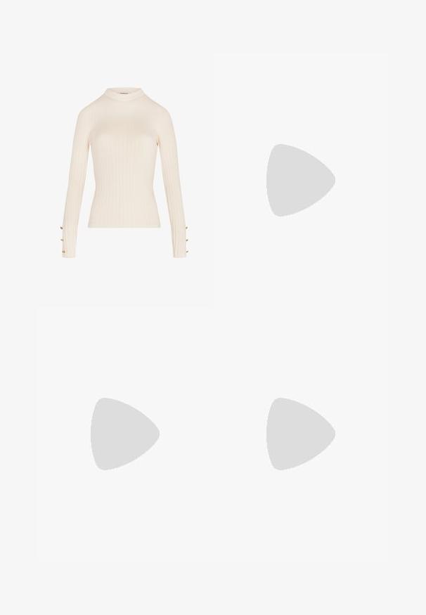 Crème ribbeltrui met lange mouwen en hoge hals, voorzien van drie kleine gouden knopen op elke manchet.; Wijde broek in een lichte crème kleur, met een vlakke achterkant, plooien en een bijpassende riem met een metalen gesp.; Zwarte gepolijste leren enkellaars met een spitse neus en een blokhak van gemiddelde hoogte. Glad textuur en minimalistisch ontwerp.; Zwarte oversized zonnebril met gradient glazen, dikke montuur en gouden kettingdetails op de pootjes.; Zwarte handtas met gestructureerde vorm, gladde textuur en een metalen sluiting. Gecombineerd met brede zwarte broeken en sandalen met open teen op een houten vloer.