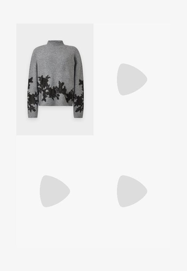 Siv pulover iz pletenine z rebrastim ovratnikom in robom, ki ima črne cvetlične čipkaste aplikacije vzdolž spodnjega dela spredaj, rokavov in manšet.; Temno sivi visok pas široki hlače z sprednjim gumbom in zadrgo, sprednjimi žepi, zankami za pas in vidnimi vertikalnimi šivi.; Burgundska patenti usnjeni baletni čevlji z zaobljenim prstom, majhnim lokom na sprednji strani in nizkim črnim gumijastim podplatom. Gladka tekstura.; Bela pravokotna torbica za ključe iz sijajnega materiala, opremljena s srebrno verižico. Model pozira in prikazuje torbico na enobarvni podlagi.