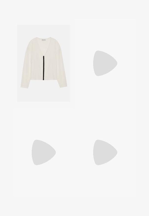 Top bianco a maniche lunghe con scollatura a V e una striscia centrale nera testurizzata davanti. Tessuto morbido con vestibilità comoda.; Leggings a campana di un marrone scuro con un'ampia vita a coste. Realizzati in materiale morbido ed elasticizzato, presentano un design senza cuciture e senza hardware visibile.; Sandalo nero con tacco alto, caratterizzato da una tomaia in pelle liscia, punta aperta, ampie fasce frontali e cinturino a caviglia regolabile con un dettaglio in fibbia dorata.; Borsa tote in pelle marrone con texture liscia, design con apertura superiore e due spallacci. Presenta cuciture minime e nessun hardware visibile.