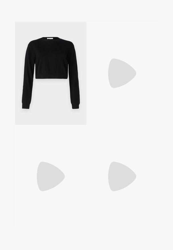 Čierny skrátený sveter vyrobený z pleteného materiálu. Obsahuje dlhé rukávy, okrúhly výstrih a priliehavý lem. Jednoduchý a jednofarebný dizajn.; Čierna kožená sukňa A-line s detailmi švov a hladkou textúrou, zúžujúca sa smerom k spodnému okraju. Jednoduchý dizajn bez ďalších ozdôb.; Čierne sandále na podpätku s pleteným pásikom, štvorcovou špičkou a nastaviteľným remienkom okolo členka. Svetlobéžová stielka s lesklým čiernym podpätkom.; Čierna kožená kabelka s oblým tvarom, jediným popruhom, zipsom a nenápadným logom na prednej strane. Hladká textúra, minimalistický dizajn.