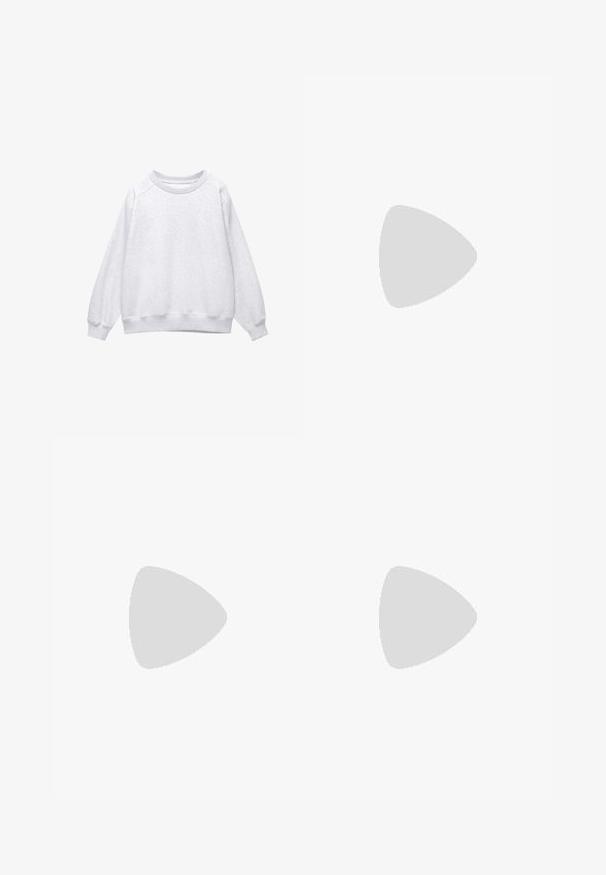 Světle šedá mikina s kulatým výstřihem a dlouhými rukávy, s žebrovanými manžetami a spodním lemem, vystavená na bílém pozadí.; Bílé široké džíny vyrobené z bavlny, s vysokým pasem, pěti kapsami a akcenty z mosazného hardwaru. Hladká, nedotčená textura.; Černé kožené kozačky do výšky kolen mají zaoblenou špičku, nízký podpatek a několik dekorativních popruhů se stříbrnými přezkami a akcenty.; Černá kožená kabelka s půlměsíčkovým tvarem, hladkým povrchem a nastavitelným popruhem, s jemnými kovovými akcenty. Viditelné uzavření na zip.