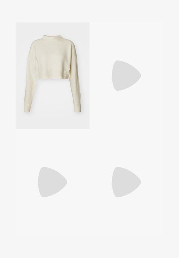 Maglione corto di colore crema realizzato in un tessuto morbido. Presenta un colletto alto a costine e maniche lunghe con polsini a costine. Texture liscia, design minimale.; Camicia button-up rosa chiaro con colletto, maniche lunghe e orlo curvo. Presenta una texture liscia e polsini con un bottone.; Una gonna A-line bianca, lunga fino al ginocchio, realizzata in tessuto morbido, con una cintura piatta e pieghe sottili per una forma e un movimento aggiuntivi.; Ballerine con corpo in pelle beige e punta in vernice nera lucida. Presentano un piccolo dettaglio a fiocco sul davanti. Suola piatta.; Profilo di una donna con i capelli corti e ricci, che indossa orecchini a cerchio in argento e oro a strati e una maglia nera senza maniche, su uno sfondo semplice.