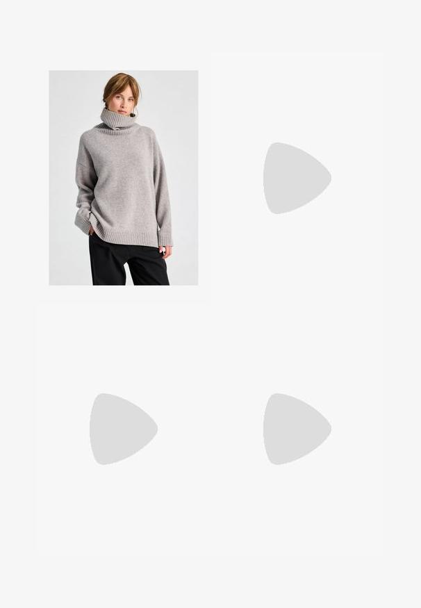 Vrouw met lichtbruin haar, gekleed in een losse grijze coltrui en zwarte broek, staand tegen een effen lichte achtergrond.; Zwarte wijde broek met een zachte tailleband, voorzien van subtiele verticale ribbels en gegolfde zoomranden voor extra textuur en detail.; Tamme suède enkelboots met een zachte textuur, gestikte details en een rubberen zool, met een lusvormige hak voor gemakkelijk aan- en uittrekken.; Geweven leren handtas in diep bordeauxrood, vierkante vorm met een afgeronde handgreep en een gestructureerd oppervlakpatroon. Minimalistisch ontwerp.