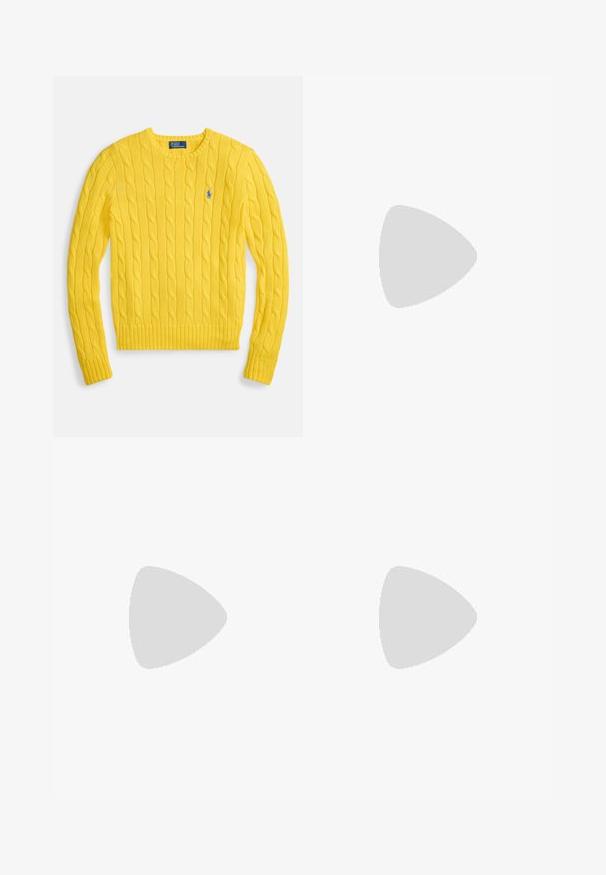 Gul kabelstrikket genser med rund hals, ribbede mansjetter og kant, med en blå brodert logo på brystet. Myk tekstur.; Lys blå, skjorte med knapper laget av bomull, med lange ermer, spiss krage og en liten brodert logo på venstre bryst.; Olivengrønne bomullsbukser med normal passform, to lommer foran og knappelukking i midjen.; Brune lær sandal med horisontale og cirkulære remdesign, flad sål og en metallisk spændeaccent, der viser en glat tekstur.