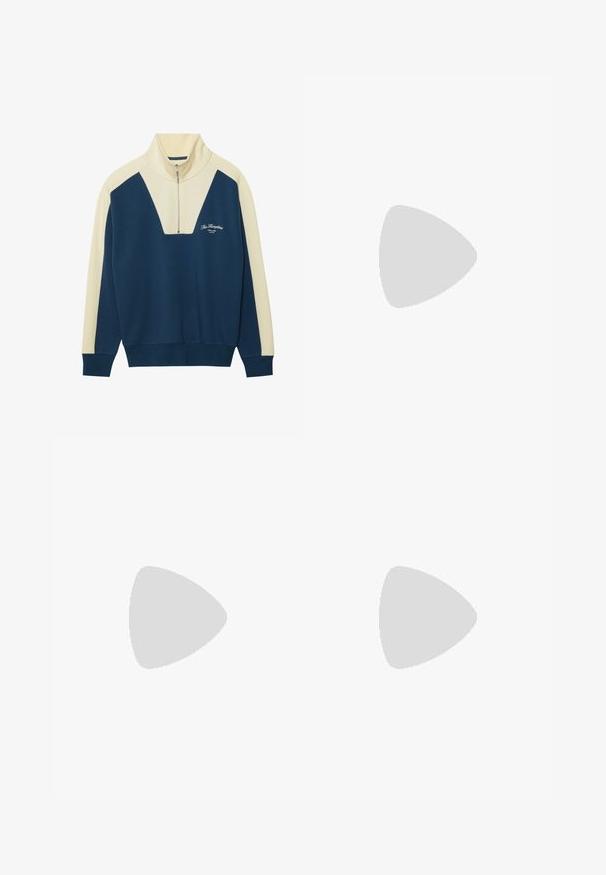 Marinblå och krämfärgad tröja med halvdraperad krage, med en V-formad design och logotyptext på bröstet. Mjuk bomullsblandning.; Vita bomull T-shirts, korta ärmar, rundad halsdesign, slät textur, staplade i en rad, med subtil branding vid halsringningen.; Marinblå träningbyxor med elastisk midja, vita sidostänger och logotyp-patchar på båda sidor. Texturerad tyg, avsmalnande muddar.; Vita lädersneakers med grå mockatoe, tre horisontella vita ränder, blå accenter och brun gummisula. Texturerad detalj på sulan.