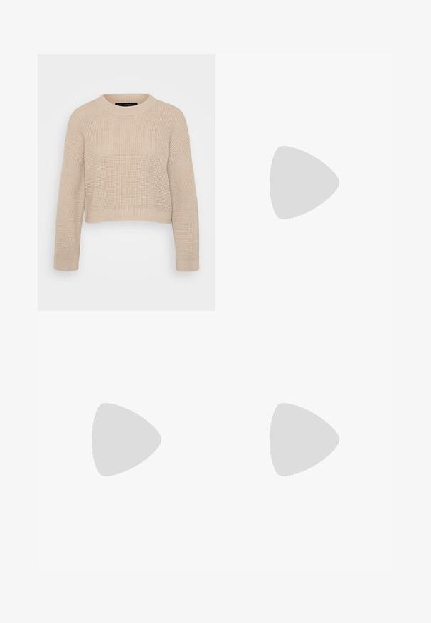 Beige kötött pulóver kerek nyakkivágással, eső vállú dizájnnal és bordázott szegéllyel. Strukturált anyag és rövidített hossz.; Fehér, könnyű anyagú nadrág, rugalmas derékkal. Texturált, lélegző anyag, laza szabású és rövidített hosszúságú. Nincs látható minta.; Beige lapos szandál, amelyet több vékony pánt díszít, és állítható csattal rendelkezik. A talpa lapos, az élein enyhe sötét kontraszttal.; Puha, velúr anyagból készült hobo táska világos bézs színben. Jellemzője a kerek forma, széles pánt és cipzáras záródás.