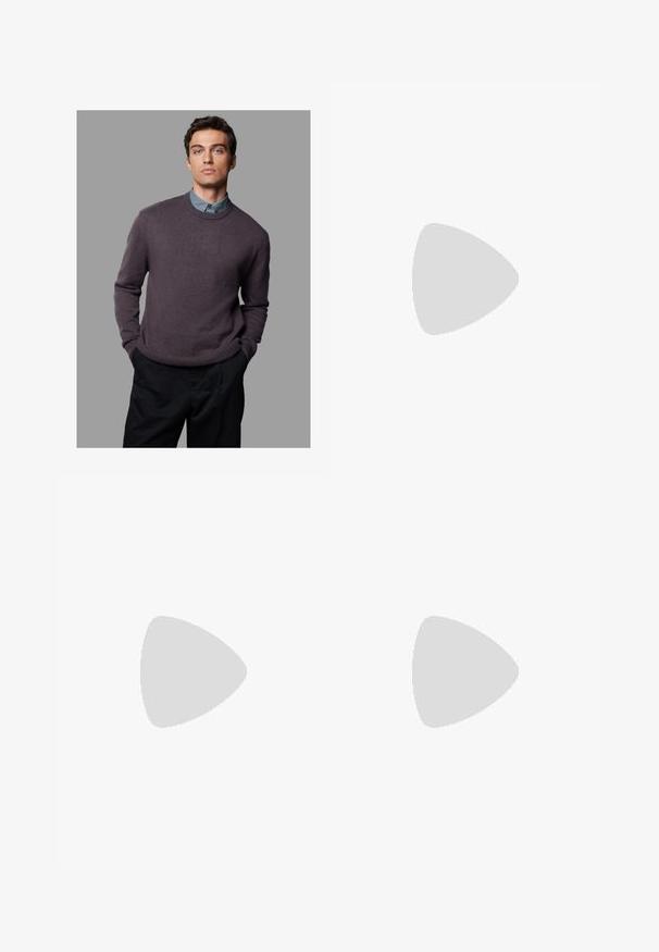 Pullover trui in diep paars, gebreide structuur, ronde hals, ribgebreide mouwen en zoom, gelaagd over een lichtblauw overhemd met kraag, gecombineerd met donkere broeken.; Olijfgroene corduroy overhemd met lange mouwen, button-down kraag, voorkeurszak en knoopsluiting aan de voorkant. Getextureerde stof met verticale strepen.; Bruine geplooide broeken met een wijdvallend ontwerp, voorzien van een knoopsluiting en zijzakken, gemaakt van een textiel dat geschikt is voor casual wear.; Beige en bruine sneaker met gestructureerde meshpanelen, suède accenten en een rubberen zool. Bevat vetersluiting en merkdetails.; Casio digitale watch met een blauwe wijzerplaat, zilveren kast en gelaagde zwarte rubberen band. Toont de tijd en alarminstellingen. Waterbestendig.