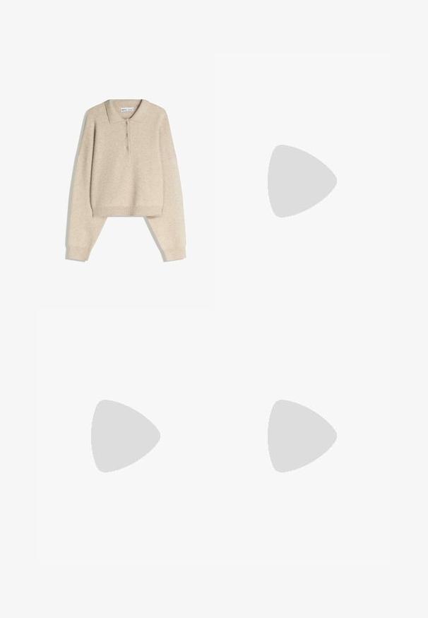 Beżowy wełniany sweter polo z kołnierzykiem, z zapięciem na guziki, krótkim krojem oraz długimi, lekko oversize'owymi rękawami zakończonymi ściągaczami.; Miękka, jasnoszara bawełniana tkanina z widoczną drobną strukturą dzianiny i delikatnymi fałdami tworzącymi subtelne cienie.; Beżowe sandały na platformie z grubymi podeszwami mają paskowy fason i regulowane paski na kostce. Noszone z szerokimi dżinsowymi spodniami, jeden z mankietów jest postrzępiony.; Mango - Torba na zakupy