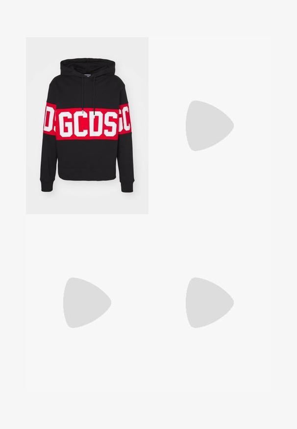 Sort hættetrøje med et stort rødt bånd med hvide blokbogstaver. Inkluderer en hætte med snore og ribbede manchetter. Materiale i bomuldsblanding.; Beige bomulds t-shirt, korte ærmer, rund halsudskæring, ensfarvet uden mønstre, løs pasform, med et mærke der siger "CLOSED" ved halsudskæringen.; Filippa K TERRY CROPPED TROUSERS - Bukser - sage melange; Hvide og sorte sneakers med en glat læderoverdel, teksturerede detaljer og en kraftig hvid sål. Har et klassisk snørebåndsdesign.