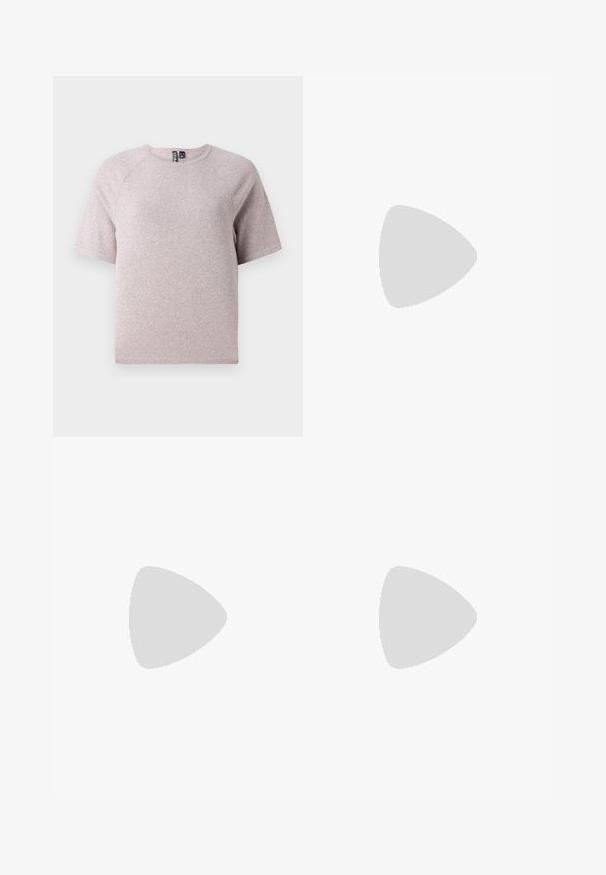 Lys beige kortermet t-skjorte laget av mykt, strukturert stoff med rund hals og raglanermer.; Beige vide bukser med belte i midjen, laget av teksturert stoff. Har en frontfold og en jevn finish langs kanten.; Brune lærloafers med en rund tå, som har en dekorativ rem over vristen, og en lav, teksturert svart gummihæl.; Kremfarget polstret hodebånd med tvunnet design, kombinert med en beige og hvit stripete skjorte med rund halsutskjæring. Subtile smykker som aksenter.