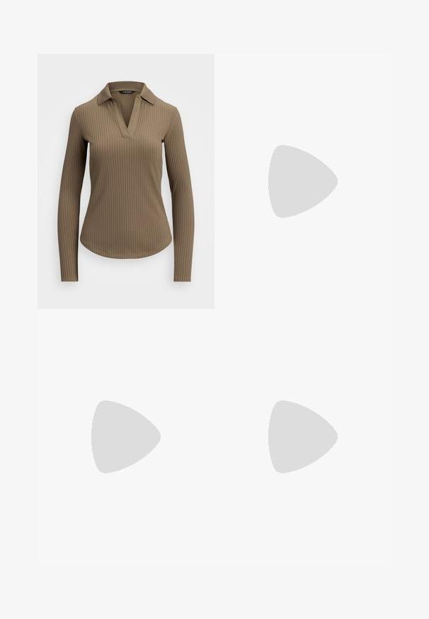 Camisola de mangas longas, canelada, em castanho, com colarinho e decote em forma de lágrima. O tecido parece suave e macio, com uma silhueta ajustada.; Calças de linho azuis com um corte reto, apresentando uma textura suave, bainhas dobradas e pregas frontais para uma aparência cuidada.; Sandal com salto em pele castanha com textura de crocodilo, com faixa em tecido. Apresenta um tacão largo e uma faixa no tornozelo com fivela prateada. Plataforma texturizada.; Brincos em metal dourado com forma de arco alongado e curvado. Apresentam uma superfície lisa e brilhante, com uma ponta arredondada para um detalhe adicional.
