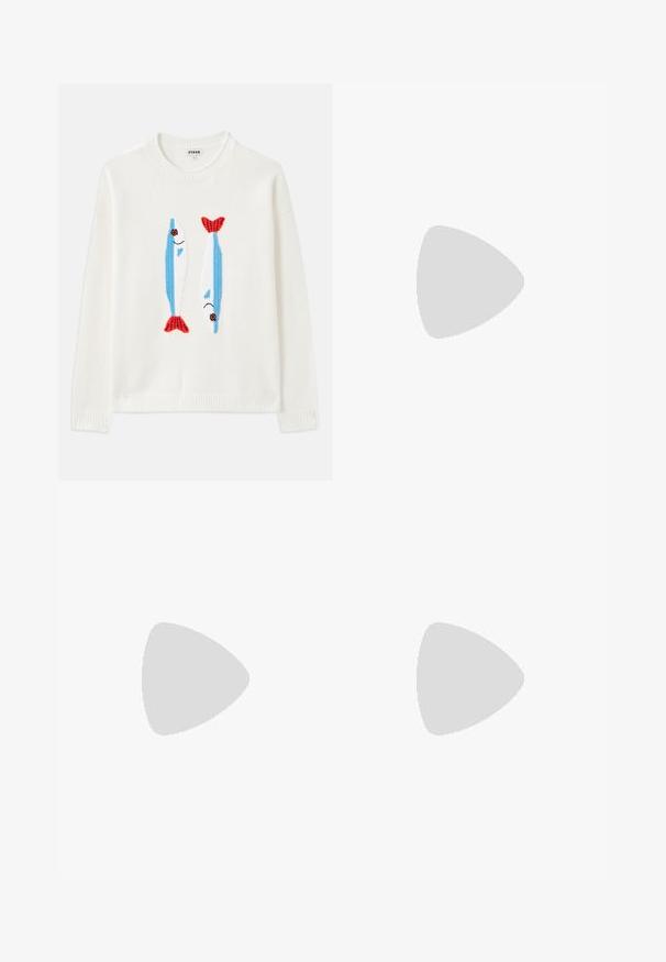 Weißer Pullover mit geripptem Kragen und Bündchen, der zwei gestickte Fische in Blau und Rot mit schwarzen Augen und lächelnden Münder zeigt.; Hellgelbes T-Shirt aus weichem Stoff, mit einem floralen Design in Grün mit Umrandungen, runder Ausschnitt und kurzen Ärmeln.; Weißer Wickelrock mit einer glatten Textur und einem schlichten Design mit einem schrägen Saum. Keine sichtbaren Muster oder Hardware-Details.; Weiße, offene High-Heel-Mules mit glatter Oberfläche, minimalistischer Gestaltung und schlankem Absatz, ausgestattet mit einem subtilen braunen Akzent auf der Sohle.; Braune rechteckige Sonnenbrille mit dunklen Gläsern. Eine Person trägt eine beigefarbene Jacke mit Kragen; die andere trägt ein blau gestreiftes Hemd.