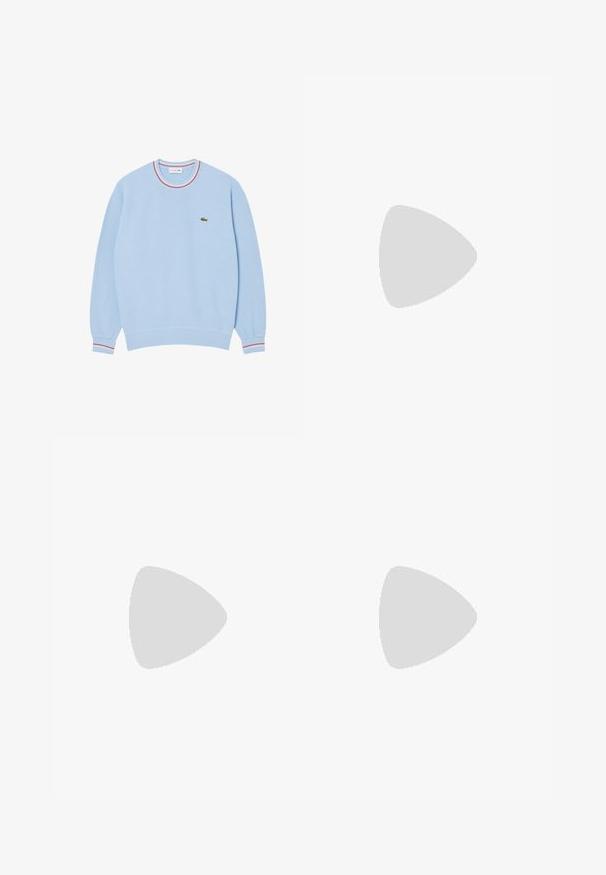Felpa azzurra con collo rotondo, polsini a costine e colletto a righe multicolori. Presenta un piccolo logo verde sul petto.; Camicia a maniche lunghe di colore azzurro chiaro con sottili strisce bianche, colletto con bottoni, taschino frontale e chiusura con bottoni. Materiale in cotone liscio.; Jeans in denim blu chiaro con design a gamba dritta, chiusura con bottone e cinque tasche. Sbiadimenti visibili sulle cosce; dettagli cuciti in arancione.; Sneaker bianche in pelle con sovrapposizioni testurizzate, un accento azzurro e una suola in gomma. I lacci sono bianchi; le cuciture sono visibili sul bordo.