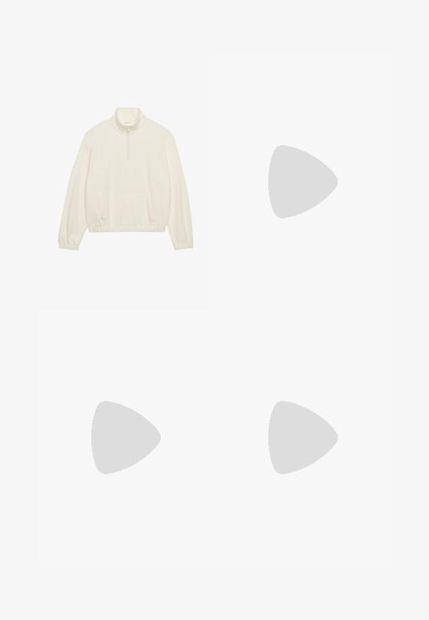 Pulover od flisa u boji off-white, s polu-zip ovratnikom, prednjim džepom i elastičnom donjim rubom s dugim, suženim rukavima. Mekana tekstura.; Crna haljina bez rukava s V-izrezom i tankim trakama. Tkanina je glatka, ima opušten kroj i blago šireći rub.; Bijela sandala na visokoj potpetici s debelim petom, s remenom i vezanjem oko gležnja. Glatka tekstura s platformom sprijeda za dodatnu visinu.; Bežna torba od mekog materijala s opuštenim dizajnom, šivanim detaljima i dva remena za rame. Pogodna za svakodnevnu upotrebu.
