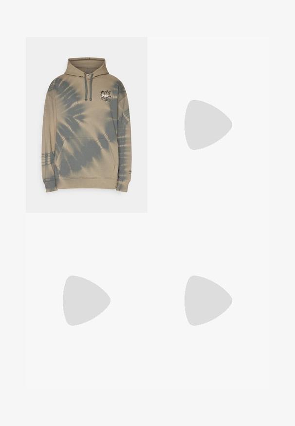 Hellbraune Kapuzenjacke mit Batikmuster in dunkleren Farbtönen. Sie verfügt über eine Kängurutasche, eine verstellbare Kapuze und ein kleines Logo auf der Brust.; Schwarze Jogginghose aus weichem Stoff, mit einem Kordelzugbund und gerippten Bündchen, auf der Seite mit einem weißen und roten "Champion"-Logo.; Weißer Sportschuh mit einem strukturierten Strick-Obermaterial, Schnürverschluss, gepolsterter Sohle und einem markanten Branding-Detail an der Seite.; Weißer Handtasche mit schwarzen Akzenten, ausgestattet mit einem Puma-Logo. Kurze, abgerundete Griffe und ein abnehmbarer Schultergurt, hergestellt aus strukturiertem synthetischem Material.