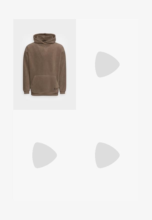 Brązowa bluza z kapturem wykonana z miękkiego materiału polarowego. Posiada przednią kieszeń oraz ściągacze na rękawach i u dołu.; Szara koszulka wykonana z mieszanki bawełny z czarnym logo Nike; ma małą metkę Nike na bocznej krawędzi; prosta konstrukcja, krótkie rękawy.; Beżowe spodnie cargo wykonane z bawełny, z prostymi nogawkami, wyposażone w dwie kieszenie cargo po bokach oraz zapięcie na guzik w talii.; Białe skórzane sneakersy z perforacjami, okrągłym noskiem, płaską podeszwą i grubymi sznurówkami, z widocznym logo swoosh i napisem „AIR” na pięcie.