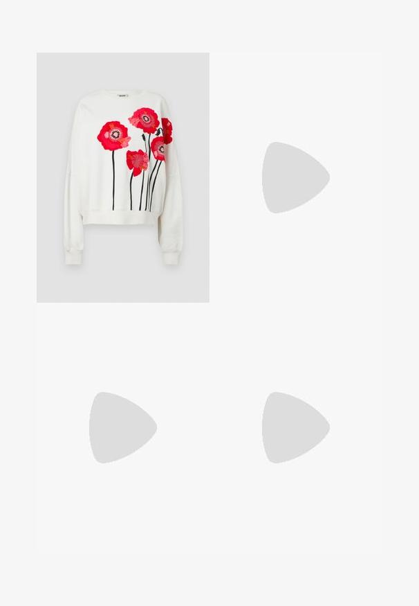 Hvid sweatshirt med livlig rød valmueblomst broderi og sorte stængler. Løs pasform, rund halsudskæring og ribbede manchetter ved ærmerne.; Beige vidde bukser lavet af blødt stof med en glat tekstur. Har en høj elastisk talje for komfort og et rent, minimalistisk design.; Sorte lædermules med spidse tæer og lav, firkantet hæl. Glat tekstur med et slankt design. Åben bag med minimal udsmykning.; Sort læder tote bag med et firkantet håndtag, der har en tekstureret overflade og prægede logo. Indeholder en aftagelig rem.